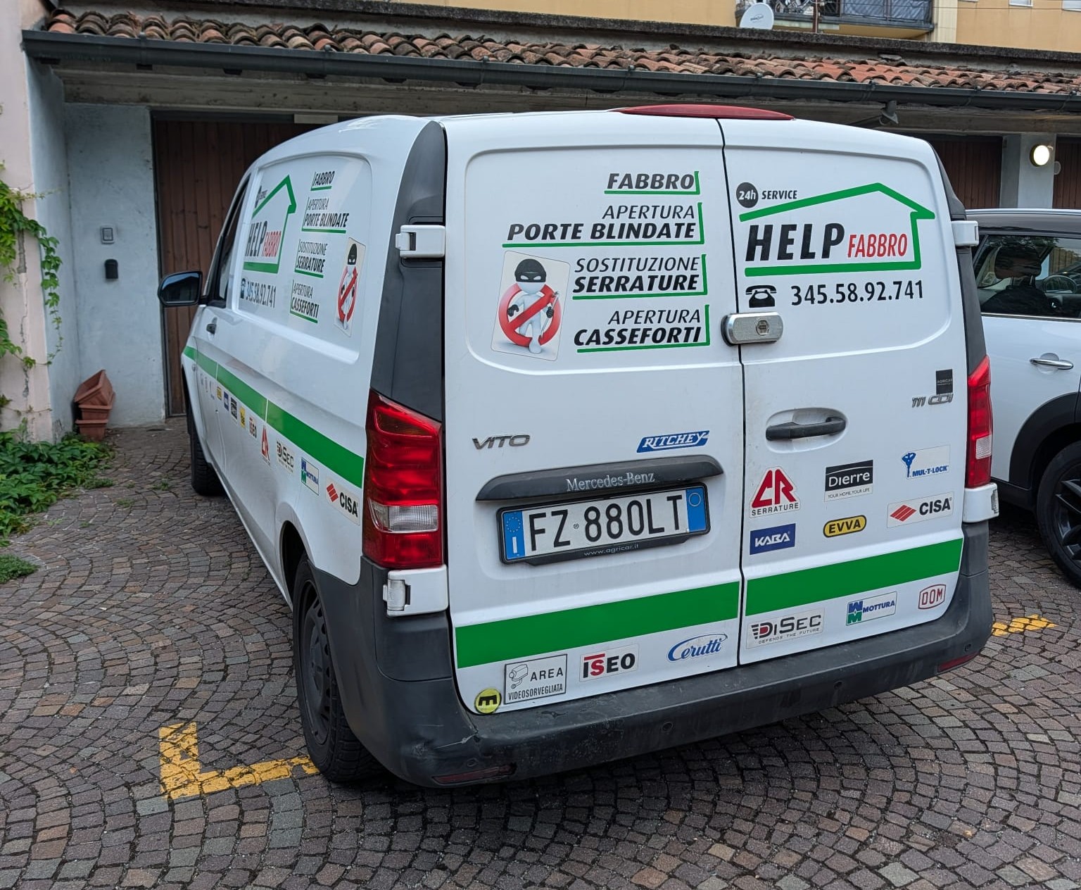 Furgone Help Casa Brescia sul posto di intervento